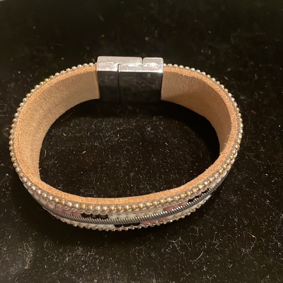 NWOT 7.5” tan leather bracelet with braided and double seed bead layers - Picture 3 of 14